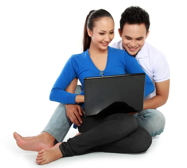 Casal com laptop, sentado no chão — Fotografia de Stock