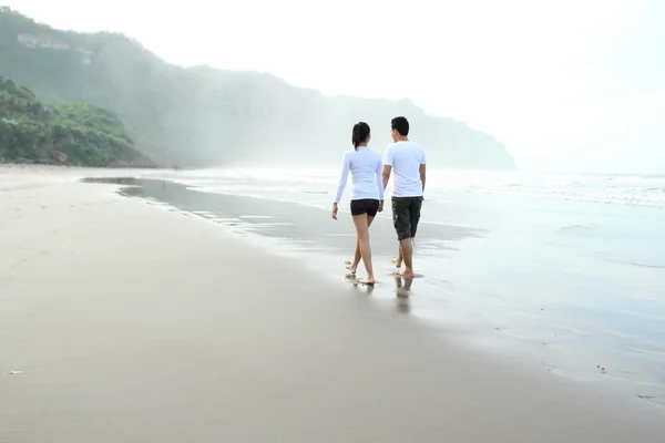 Couple in the beach — Stock Photo, Image