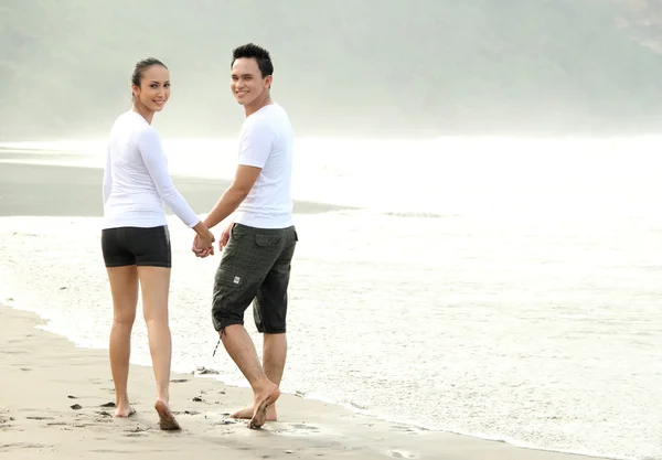 在海滩上的夫妻 — 图库照片