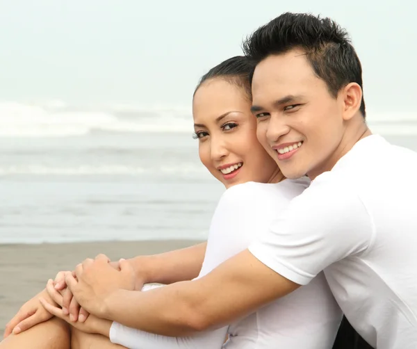 Romantický pár na pláži — Stock fotografie
