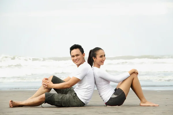 Jeune couple à la plage — Photo