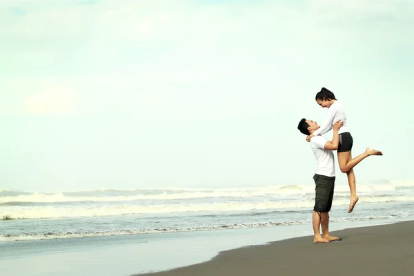 Couple s'amuser sur la plage — Photo