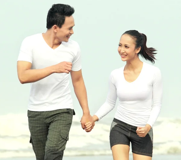 Pareja disfrutando de la playa —  Fotos de Stock