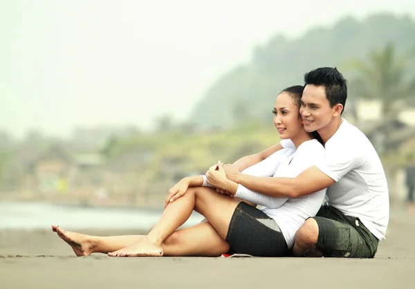 Romantisch paar op het strand — Stockfoto
