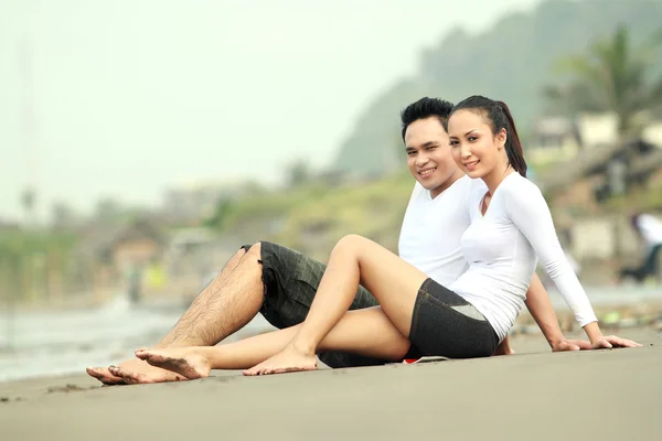 Jeune couple à la plage — Photo