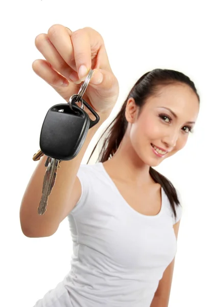 Žena drží klíč od auta — Stock fotografie