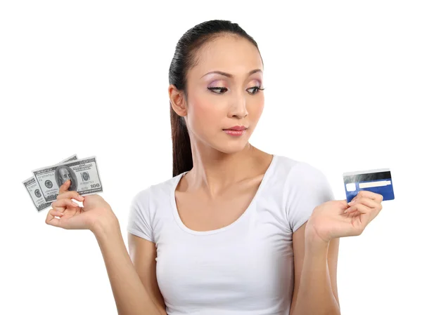 Женщина с деньгами и кредитной картой — стоковое фото