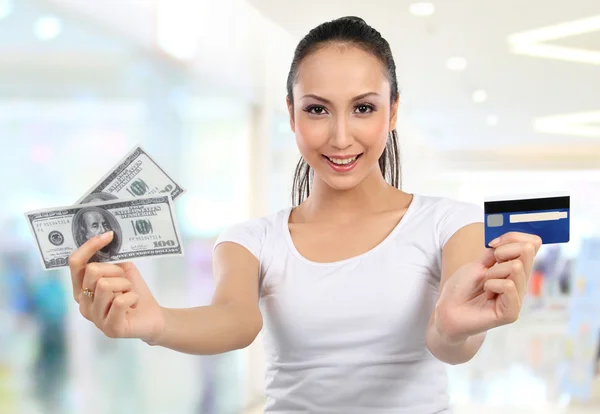 Para ve kredi kartı ile kadın — Stok fotoğraf
