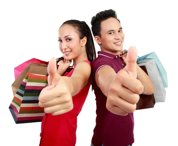 Casal de compras mostrando polegar para cima — Fotografia de Stock