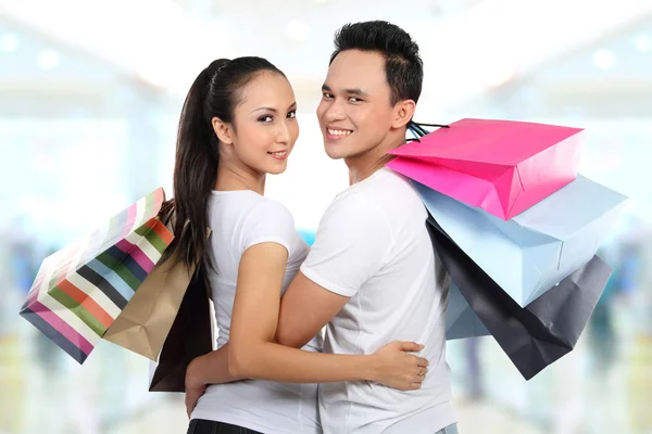 Junges Paar beim Einkaufen — Stockfoto