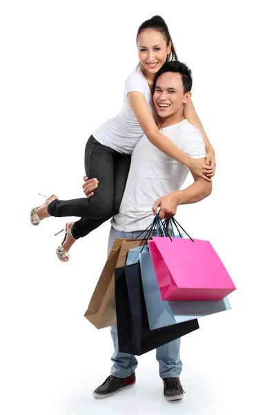 Atrakcyjny szczęśliwa para, noszenie torby na zakupy — Zdjęcie stockowe