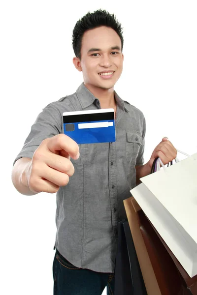 Mann mit Einkaufstaschen und Kreditkarte — Stockfoto