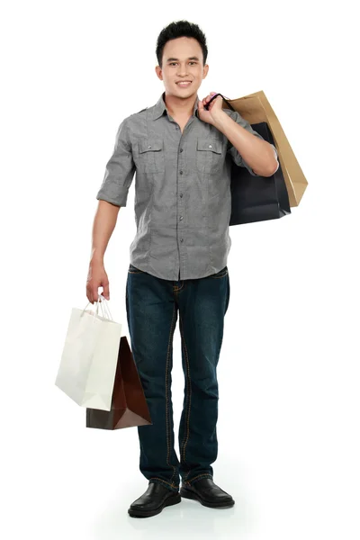 Привлекательный счастливый мужчина с сумкой для покупок — стоковое фото