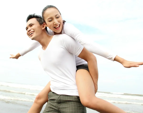 Paar genießt den Strand — Stockfoto