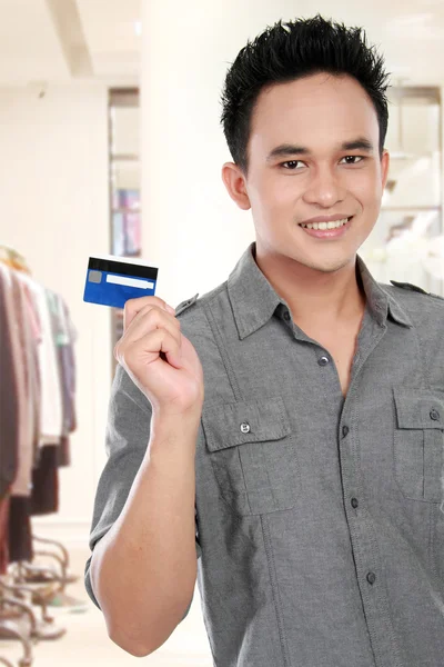 Człowiek z kartą kredytową — Zdjęcie stockowe