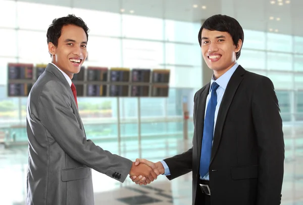 Business colleagues shaking hands — Stock Photo, Image
