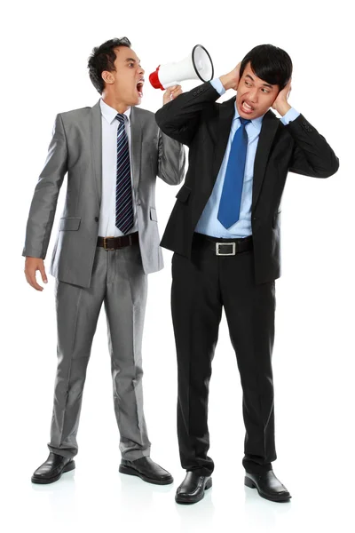 Chefe gritando por cima da orelha de seu empregado — Fotografia de Stock