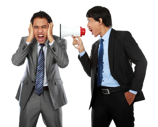Jefe gritando sobre la oreja de su empleado — Foto de Stock