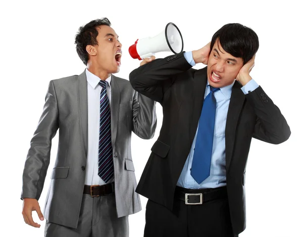 Jefe gritando sobre la oreja de su empleado —  Fotos de Stock