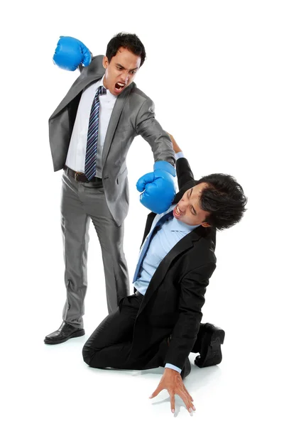 Les hommes d'affaires se battent — Photo