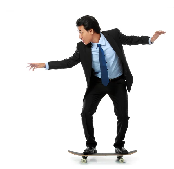 Uomo d'affari sullo skateboard — Foto Stock