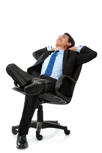 Hombre de negocios sentado y relajado en la silla — Foto de Stock