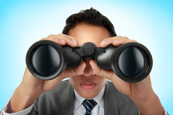 Hombre de negocios mirando a través de binocular — Foto de Stock