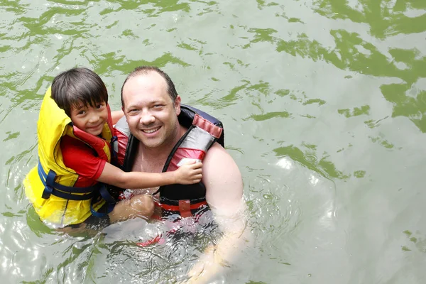 물에서 가족 — 스톡 사진