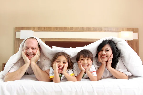 幸福的家庭，在床上 — 图库照片