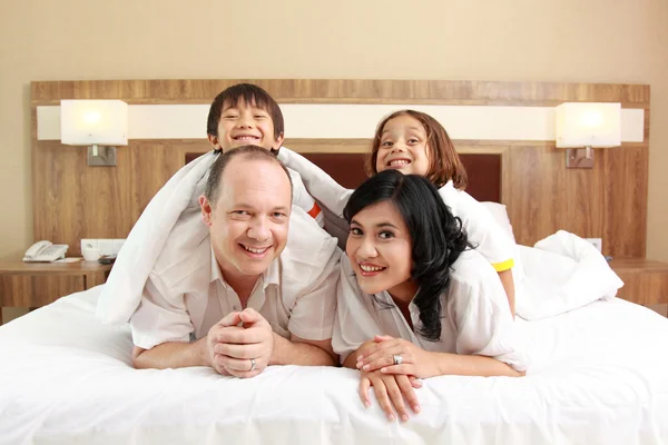 Familia feliz en la cama —  Fotos de Stock