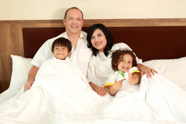 幸福的家庭，在床上 — 图库照片