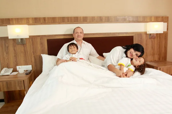 Yatakta mutlu bir aile — Stok fotoğraf
