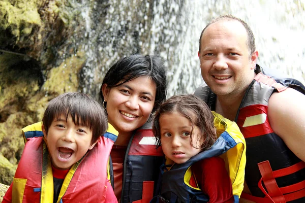 Счастливая семья в воде — стоковое фото