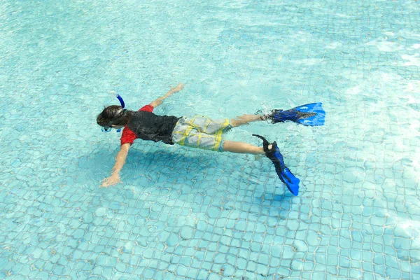 Miúdo a nadar na piscina — Fotografia de Stock