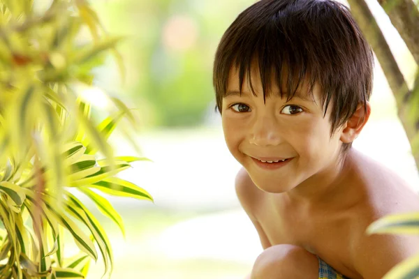 Boy sitting in the park — Stock Photo, Image