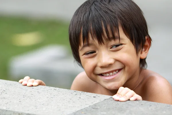 幸せなうれしそうな小さな男の子 — ストック写真