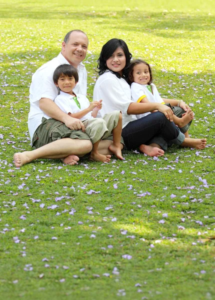Lycklig familj i parken — Stockfoto