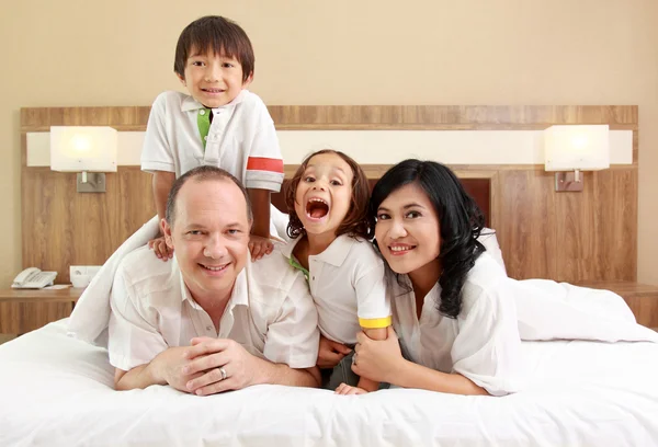 In de slaapkamer en gelukkige familie — Stockfoto