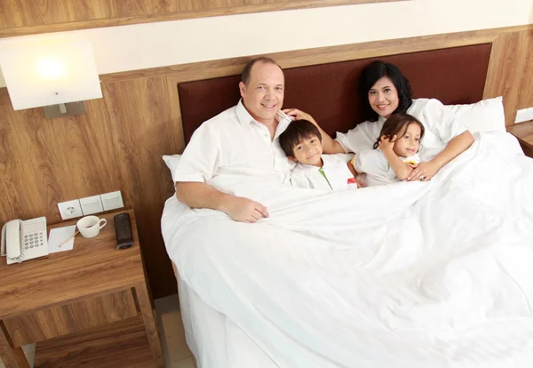 Lycklig familj i sovrummet — Stockfoto