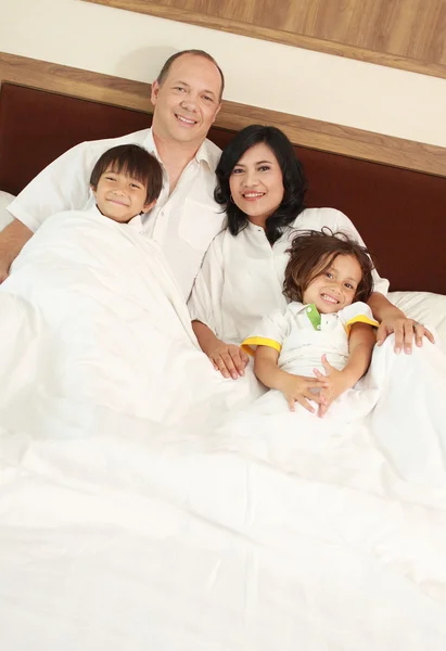 Ευτυχισμένη οικογένεια στην κρεβατοκάμαρα — Φωτογραφία Αρχείου