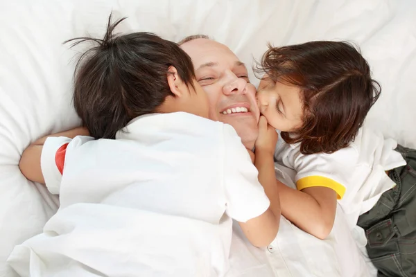 Son kissing their father — Stock Photo, Image