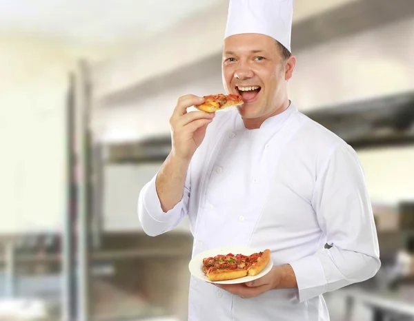 Koch isst Pizza — Stockfoto
