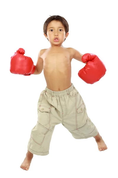 Мальчик готов боксировать — стоковое фото