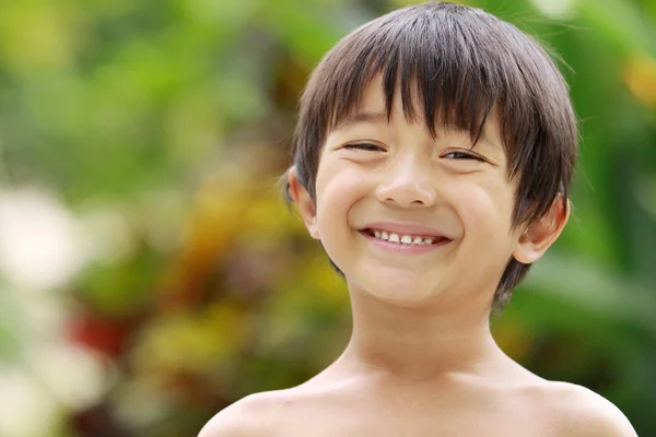 Счастливого маленького мальчика — стоковое фото