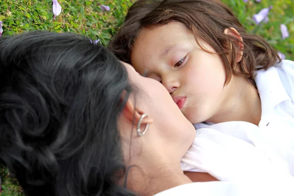 Całowanie, matka i syn — Zdjęcie stockowe