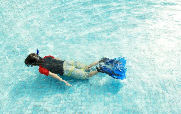 在泳池游泳的孩子 — 图库照片