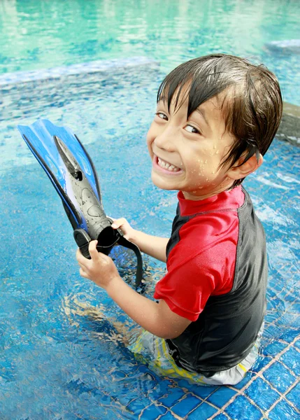 Niño divirtiéndose en la piscina —  Fotos de Stock