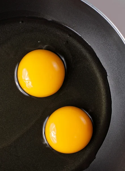 Cooking eggs — Stock Photo, Image