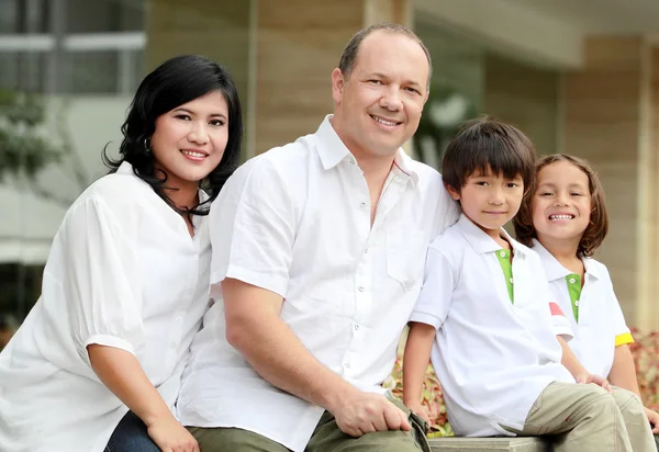 Szczęśliwa rodzina pleneru portret — Zdjęcie stockowe
