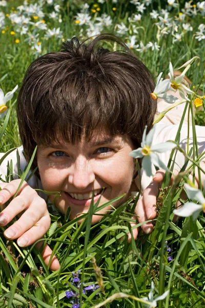 Woman lying in green grass — Stock Photo, Image